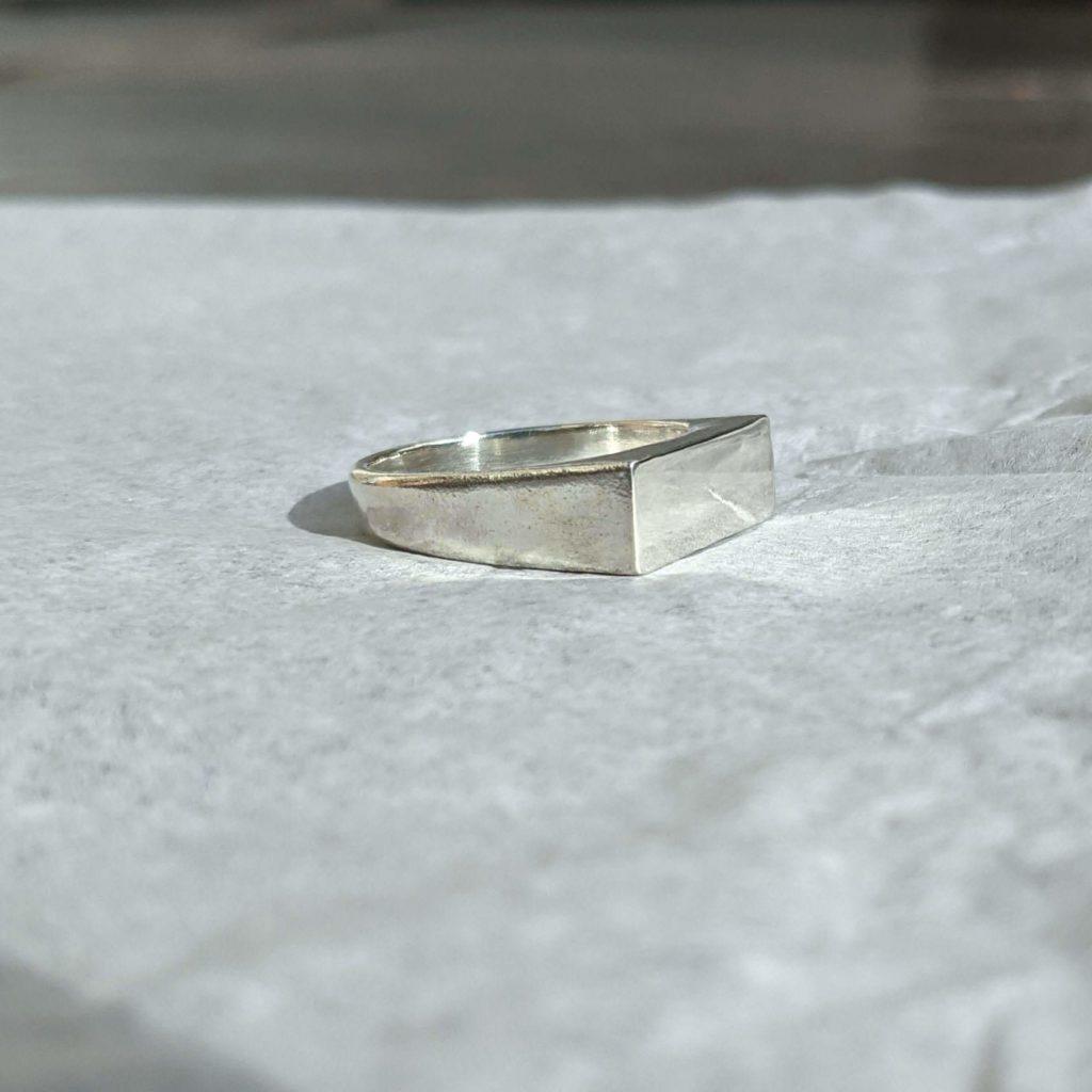 silver-bar-geometric-signet-ring-kerrie-hutchinson